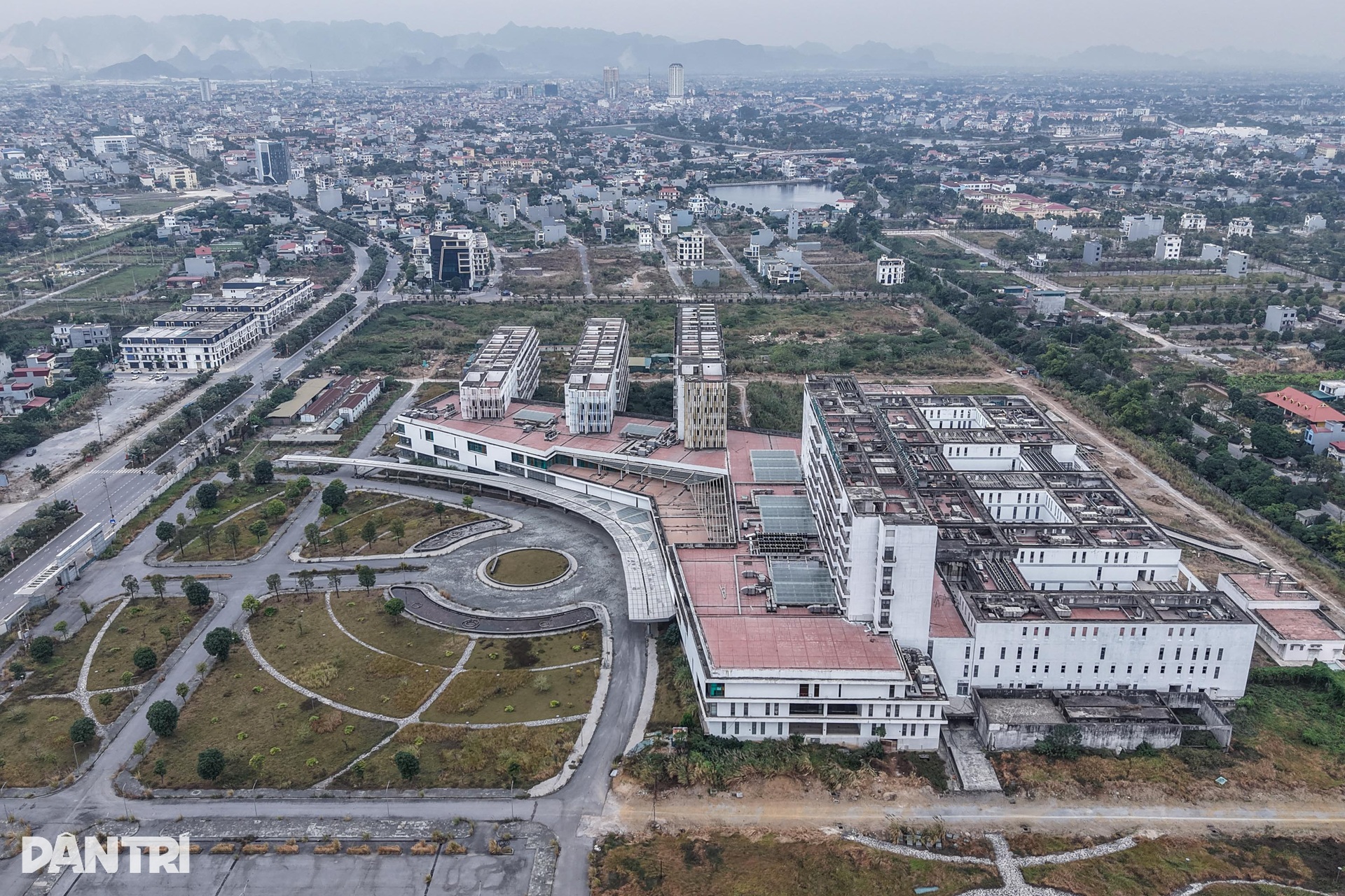 Bệnh viện Việt Đức, Bạch Mai cơ sở 2 cỏ mọc um tùm, cao quá đầu người - 10 Bệnh viện Việt Đức, Bạch Mai cơ sở 2 cỏ mọc um tùm, cao quá đầu người - 10