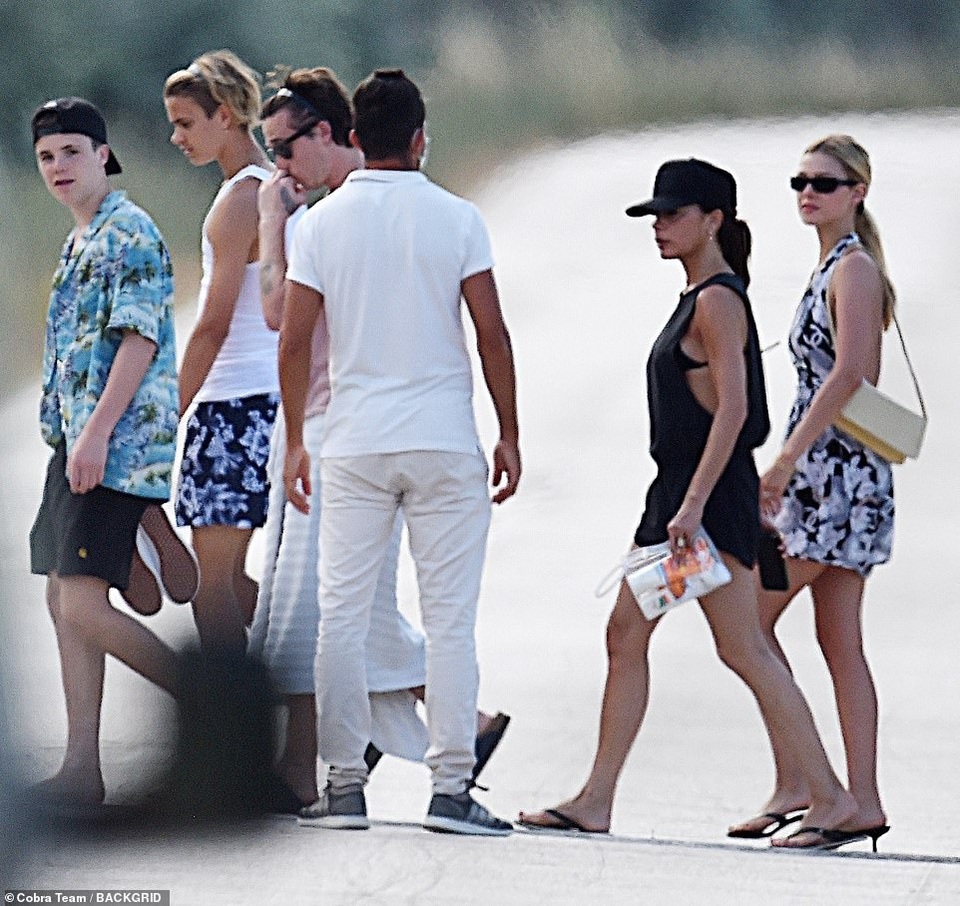 Gia đình Beckham đi nghỉ mát ở Italia - 7 Gia đình Beckham đi nghỉ mát ở Italia - 7