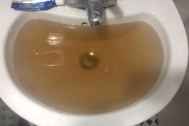 Vì sao nước sinh hoạt ở nhiều chung cư ở Hà Nội có màu vàng, vẩn đục?