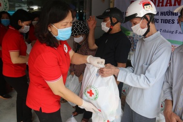 Hải Phòng: Tặng người dân bị ảnh hưởng do dịch bệnh 150 suất quà