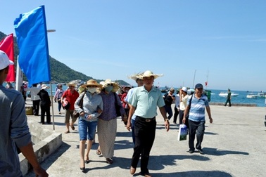 Hơn 1.000 du khách mắc kẹt ở Cù Lao Chàm đã vào bờ an toàn