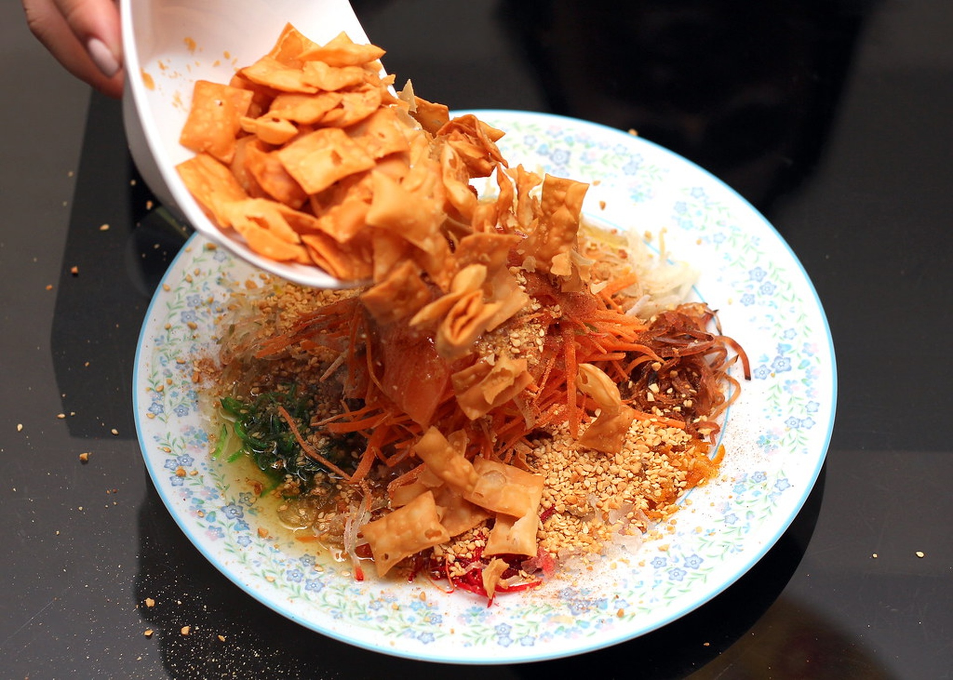 Vì sao món gỏi cá sống Yusheng thường được ăn vào dịp Tết Nguyên đán? - 4 Vì sao món gỏi cá sống Yusheng thường được ăn vào dịp Tết Nguyên đán? - 4