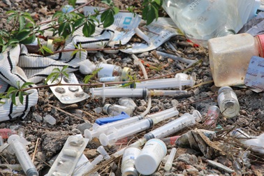 Bơm, kim tiêm... đổ tràn lan ra bãi rác