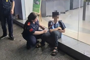 Cậu bé 12 tuổi bỏ nhà đi vì giận cha, 2 ngày sau trở về cha đã qua đời