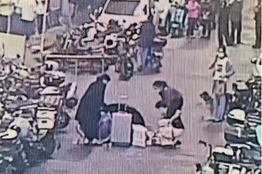 Sản phụ vỡ ối giữa đường, hàng xóm che ô đỡ đẻ tại chỗ