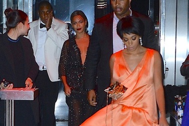 Beyonce Knowles cố cười sau khi chồng bị em gái cho “ăn tát” 