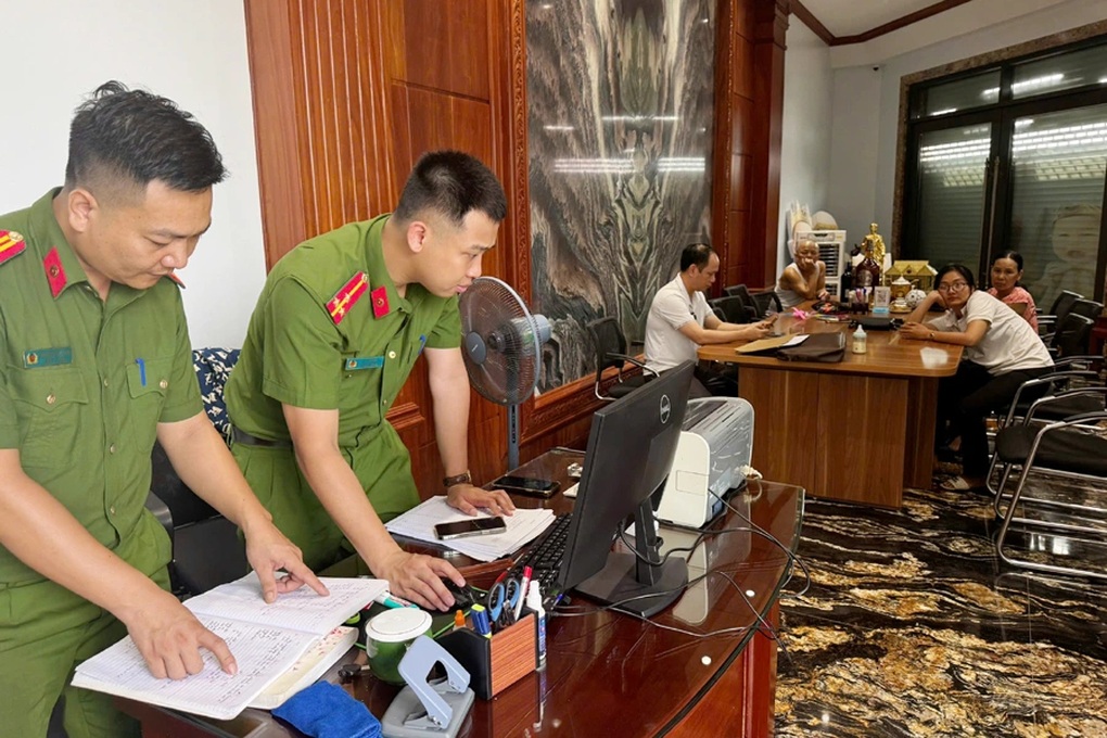 Cảnh sát khám xét biệt thự của đại ca giang hồ Ý Ẻng ở Thanh Hóa - 1 Cảnh sát khám xét biệt thự của đại ca giang hồ Ý “Ẻng” ở Thanh Hóa