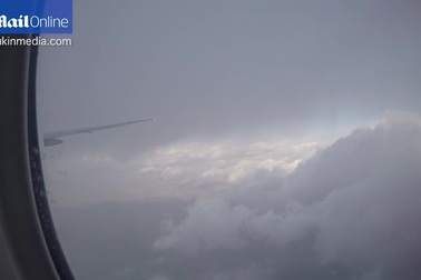 Khoảnh khắc cánh máy bay bị sét đánh trúng