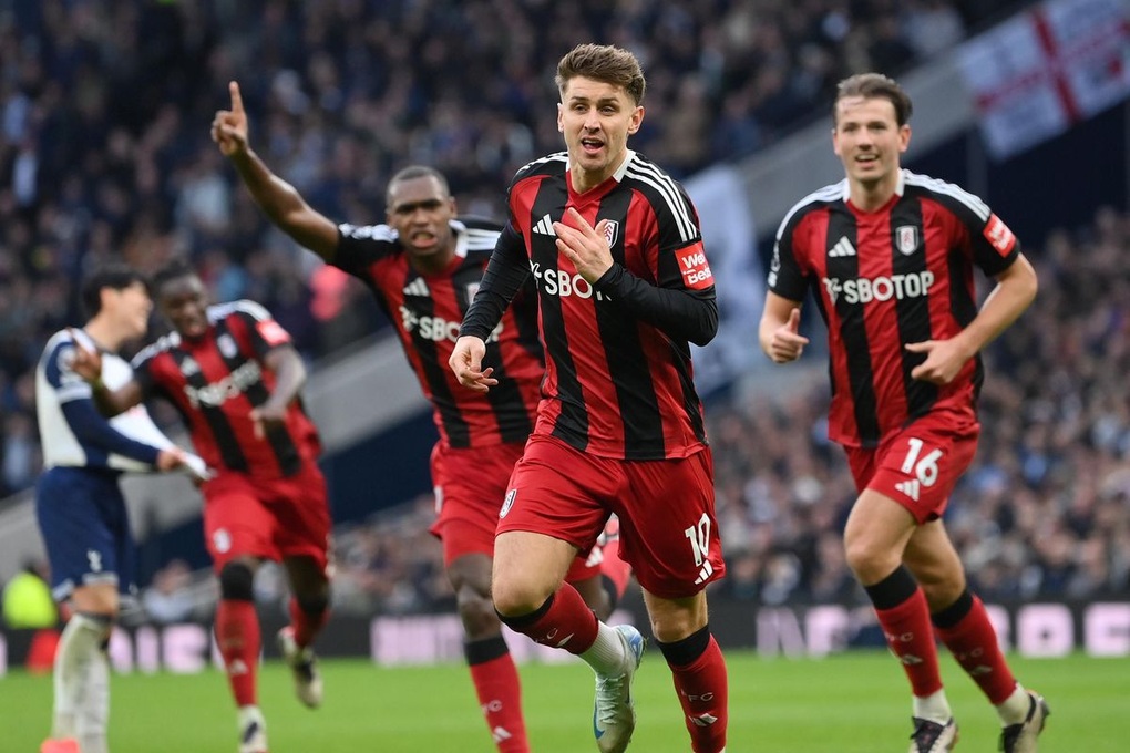 Chelsea thắng tưng bừng, Tottenham lại sảy chân - 4 Chelsea thắng tưng bừng, Tottenham lại sảy chân - 4