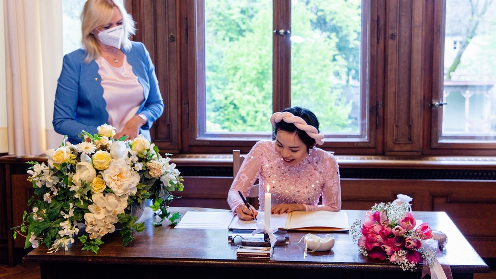 Đám cưới mùa dịch chỉ có 5 người của cô dâu Việt và chú rể Đức - 4 Đám cưới mùa dịch chỉ có 5 người của cô dâu Việt và chú rể Đức - 4