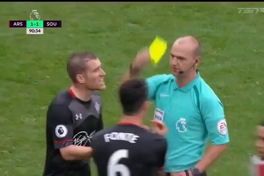 Arsenal - Southampton: Trọng tài Robert Madley thổi phạt đền