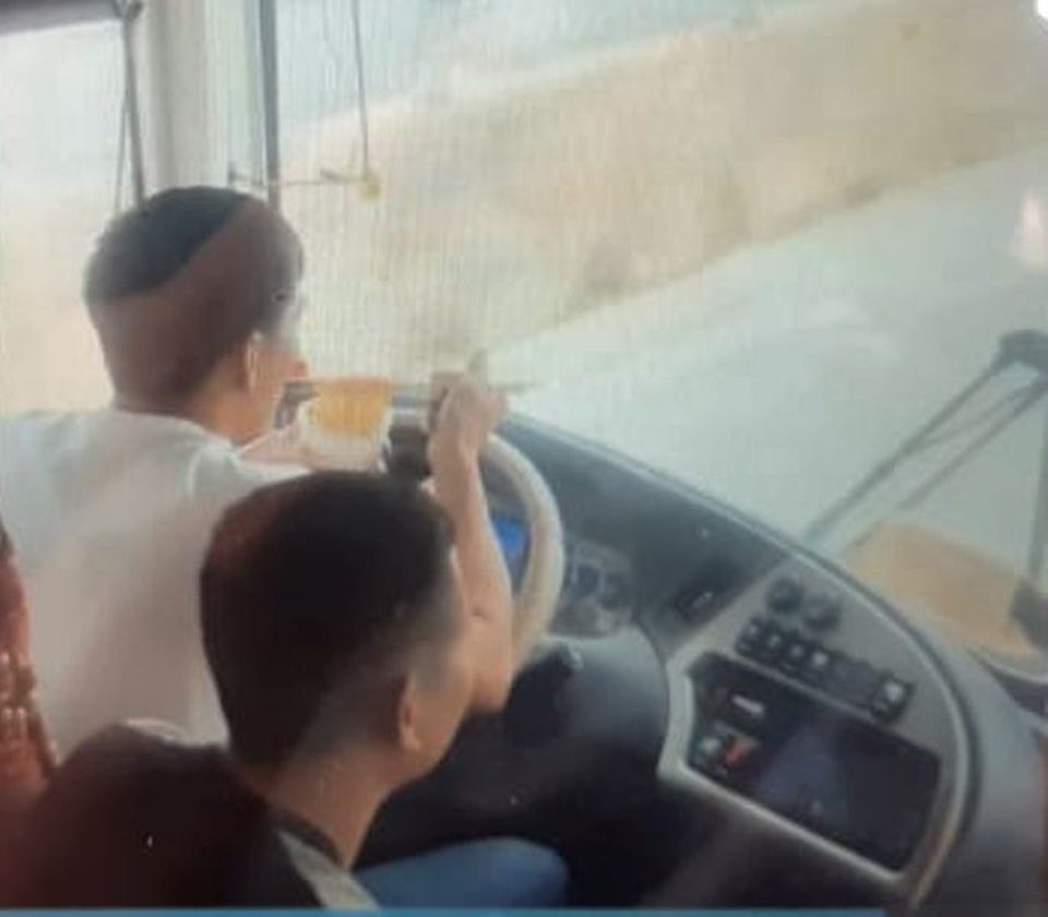 Tài xế xe giường nằm vừa lái xe vừa ăn mì tôm - 1 Tài xế xe giường nằm vừa lái xe vừa ăn mì tôm - 1