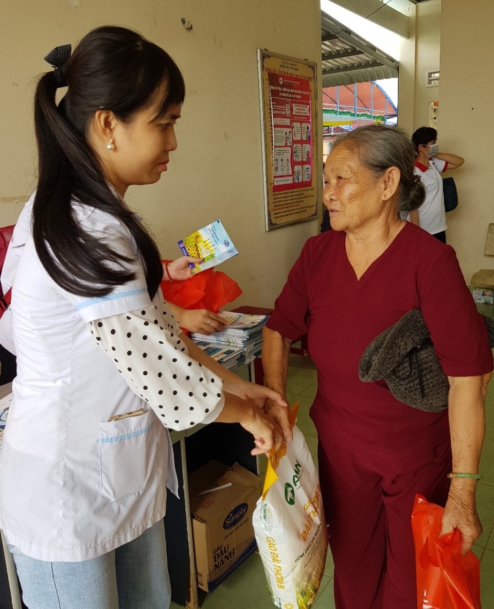Khám, phát thuốc miễn phí và tặng quà cho 400 người già - 4 Khám, phát thuốc miễn phí và tặng quà cho 400 người già - 4