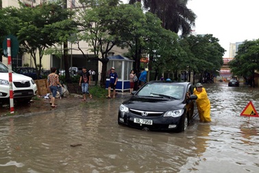 Hà Nội: Lao qua biển nước, hàng loạt xe chết máy