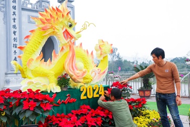 Thợ thức 3 đêm "không được phép sai sót" tạo con rồng xốp đẹp mê ly