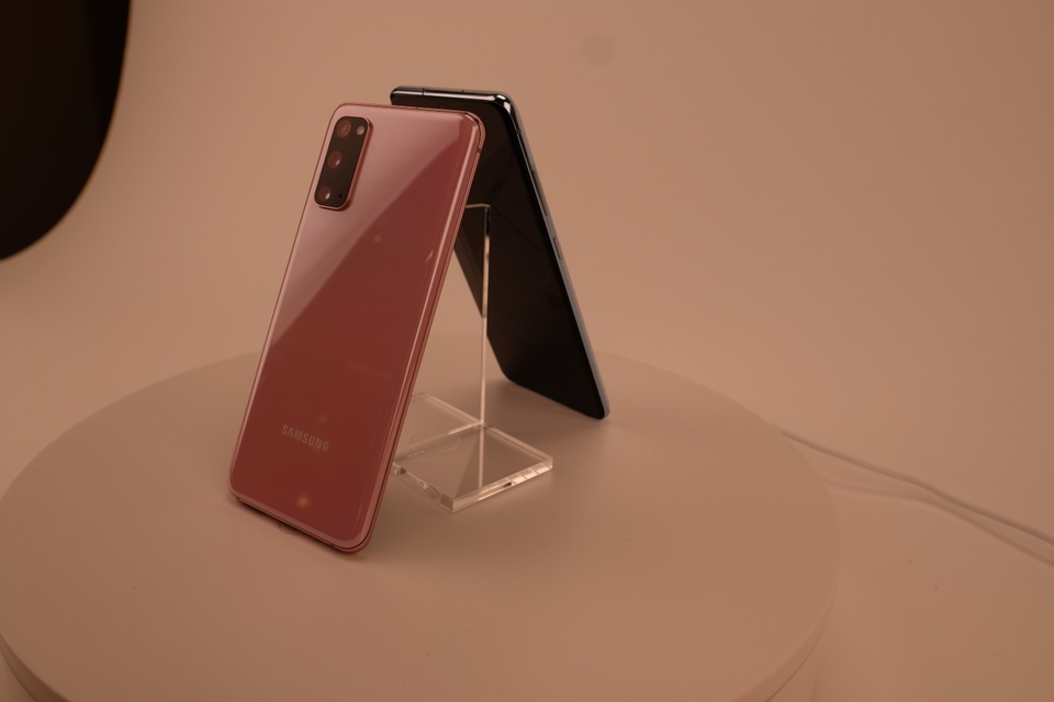 Cận cảnh bộ 3 smartphone Galaxy S20: Nâng cấp ấn tượng về camera - 15 Cận cảnh bộ 3 smartphone Galaxy S20: Nâng cấp ấn tượng về camera - 15