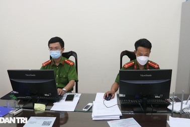 Cận cảnh quá trình công an Hà Nội cấp giấy đi đường loại mới cho người dân