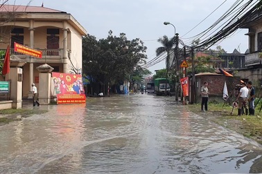 Doanh nghiệp xả thải khiến đường vào trường học ngập nước