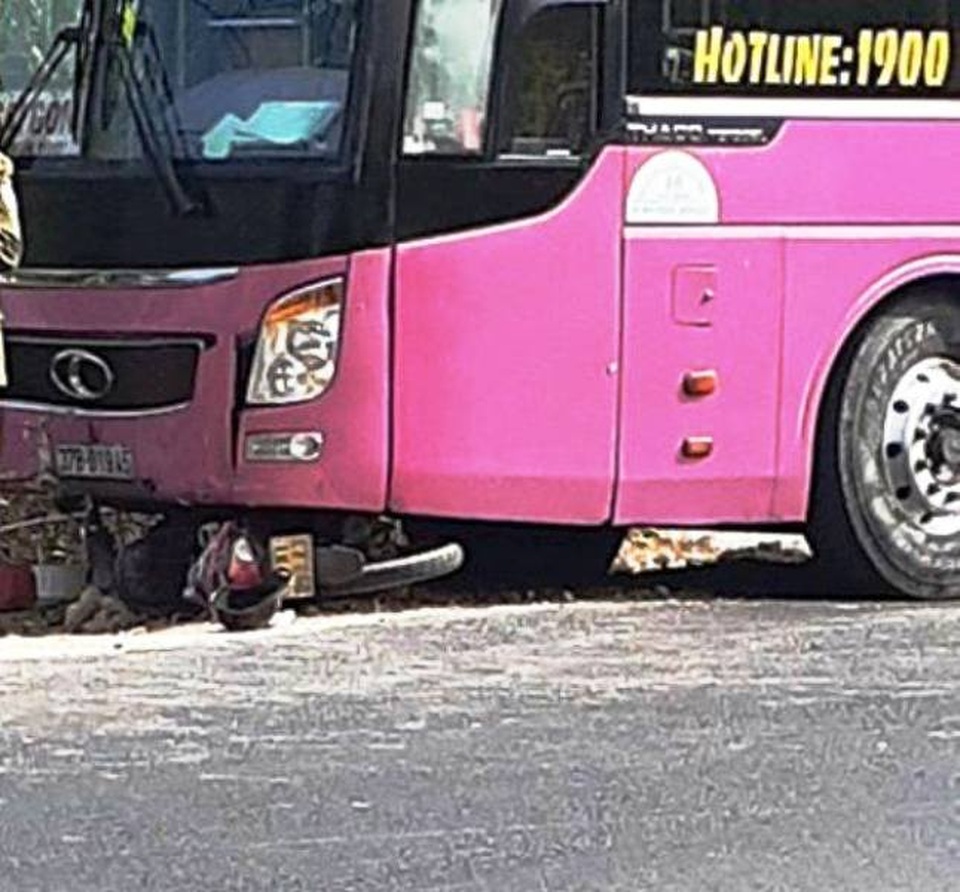 Va chạm với xe khách, chồng tử vong, vợ nguy kịch - 1 Va chạm với xe khách, chồng tử vong, vợ nguy kịch - 1
