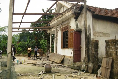 Hơn 300 ngôi nhà bị tốc mái do lốc xoáy