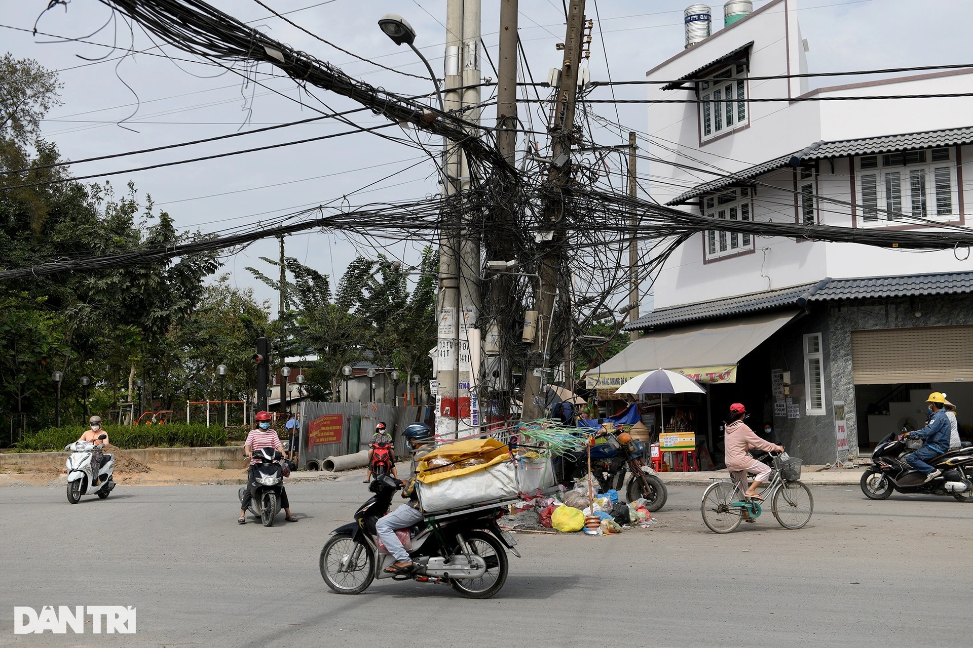 Ma trận trụ điện bủa vây cả tuyến đường, chờ gây họa cho người dân TPHCM - 14 Ma trận trụ điện bủa vây cả tuyến đường, chờ gây họa cho người dân TPHCM - 14