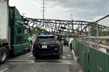 Cần cẩu đổ đè xe đầu kéo container và ô tô ở TPHCM