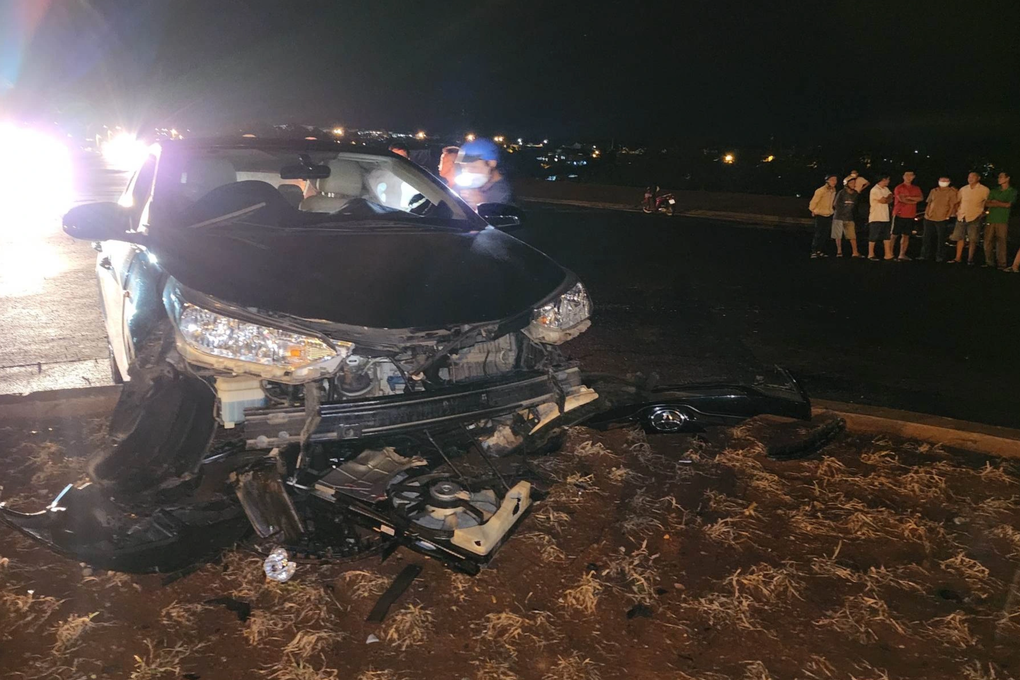 Ô tô đâm vào vòng xoay bung túi khí, 2 người thương vong - 2