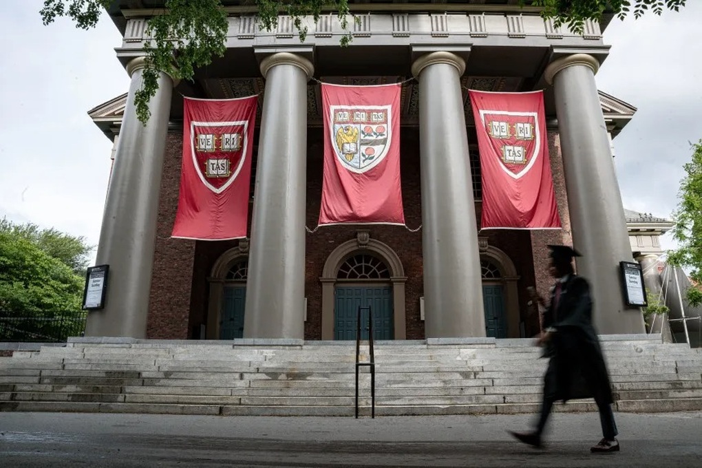 Trước lễ trao bằng ở Harvard: Lo âu bao phủ, chú ý hướng về phiên điều trần - 1 Trước lễ trao bằng ở Harvard: Lo âu bao phủ, chú ý hướng về phiên điều trần - 1