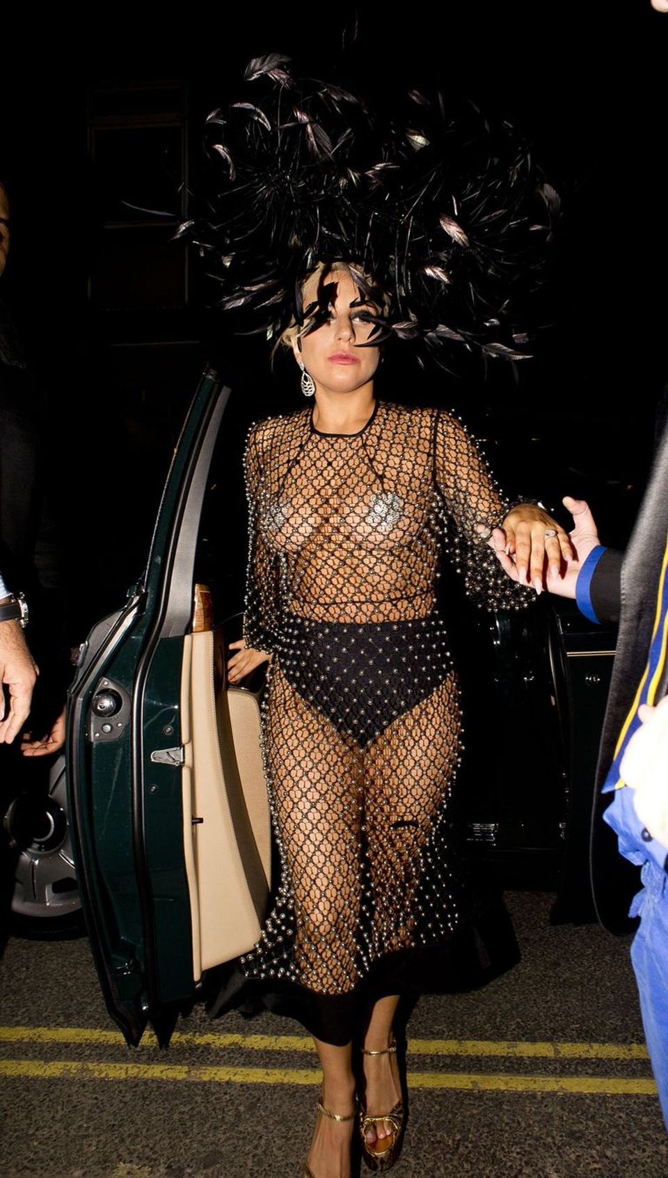 Những bộ cánh ấn tượng của Lady Gaga trong 5 năm qua - 15 Những bộ cánh ấn tượng của Lady Gaga trong 5 năm qua - 15