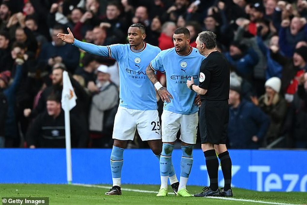Dàn sao Man City nổi cơn thịnh nộ với trọng tài - 1 Dàn sao Man City nổi cơn thịnh nộ với trọng tài - 1