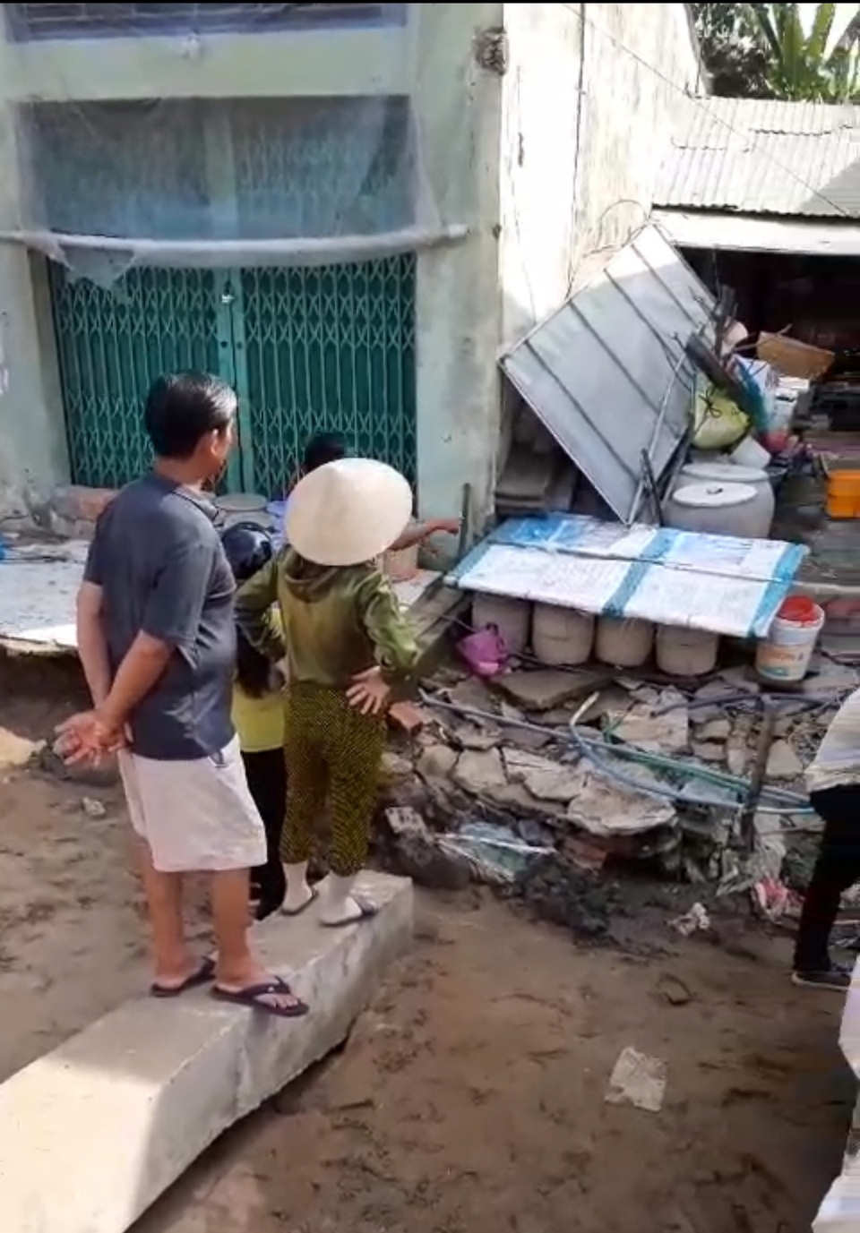 Sóc Trăng: Thêm 3 nhà dân bị “nuốt” xuống sông - 4 Sóc Trăng: Thêm 3 nhà dân bị “nuốt” xuống sông - 4