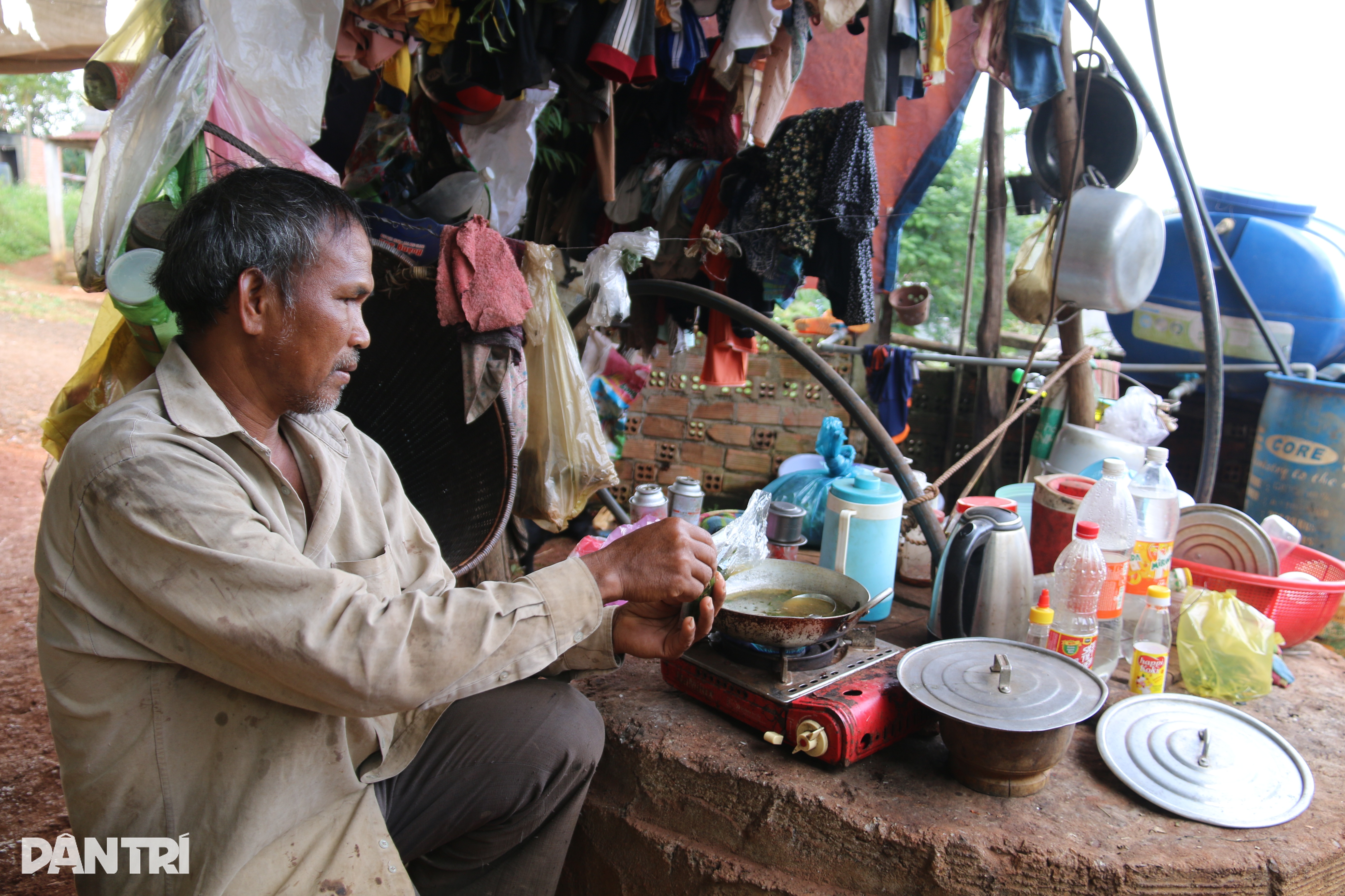 Ebeveynler geride kaldı, 3 çocuk büyükanne ve büyükbabalarıyla yaşıyor - 2 Bố mẹ bỏ đi, 3 đứa trẻ lay lắt sống cùng ông bà ngoại - 2