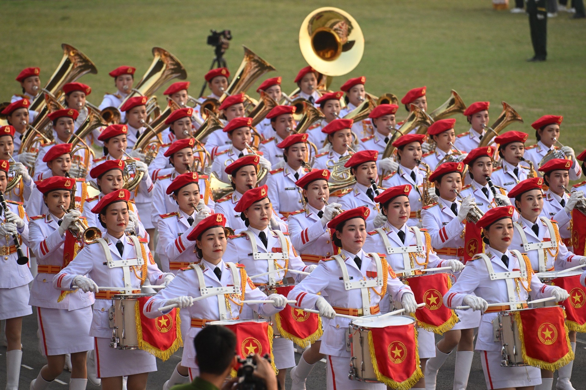 Người dân ngồi chật kín SVĐ Điện Biên xem hợp luyện diễu binh, diễu hành - 5 Người dân ngồi chật kín SVĐ Điện Biên xem hợp luyện diễu binh, diễu hành - 5