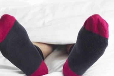 Đừng xỏ tất đi ngủ, rất hại sức khỏe