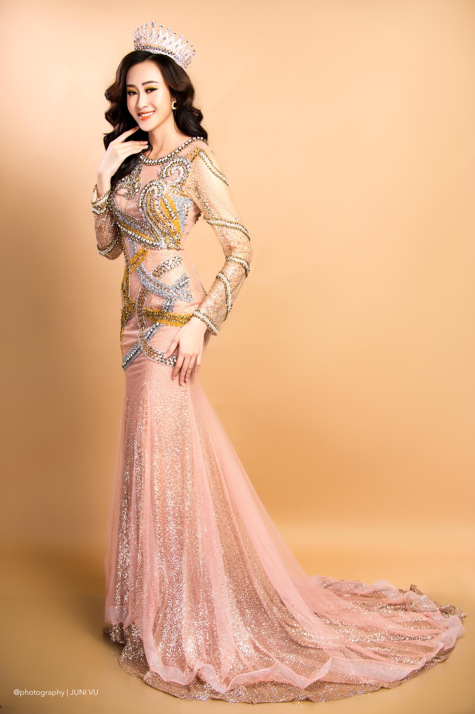 Hoa khôi Anika Trinh Trinh cuốn hút với váy xuyên thấu - 7