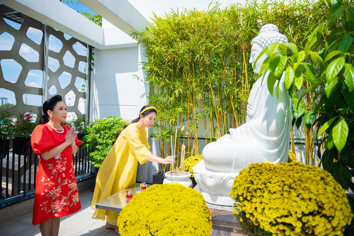 Danh hài Việt Hương đón khách đầu xuân - 6 Danh hài Việt Hương đón khách đầu xuân - 6