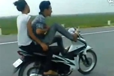 Lái xe bằng chân chở bạn gái bị phạt gần bảy triệu đồng