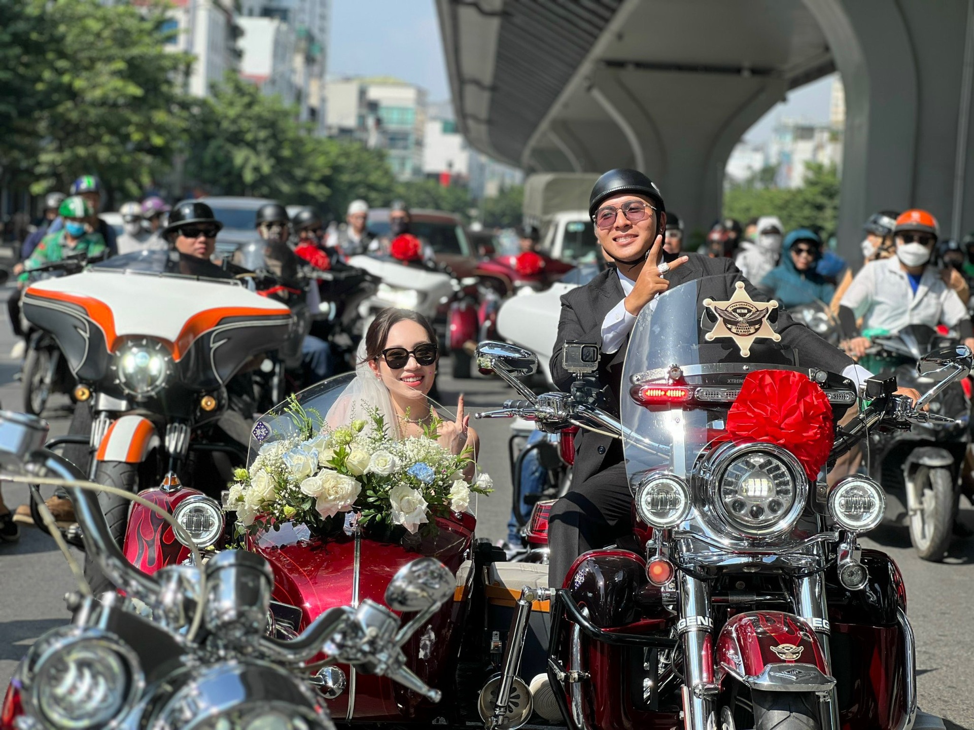 Chú rể ở Hà Nội gây sốt khi rước dâu bằng dàn mô tô siêu khủng 20 tỷ đồng 