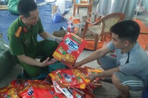 Cảnh sát đột kích cơ sở sản xuất hàng vạn túi nước giặt OMO giả