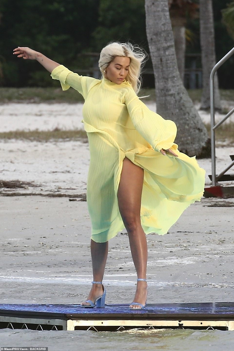 Rita Ora khoe dáng chắc khỏe với váy xẻ bạo - 7 Rita Ora khoe dáng chắc khỏe với váy xẻ bạo - 7