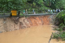 Nước lũ dâng cao ngang nhà, đánh sập kè sông ở Quảng Ngãi