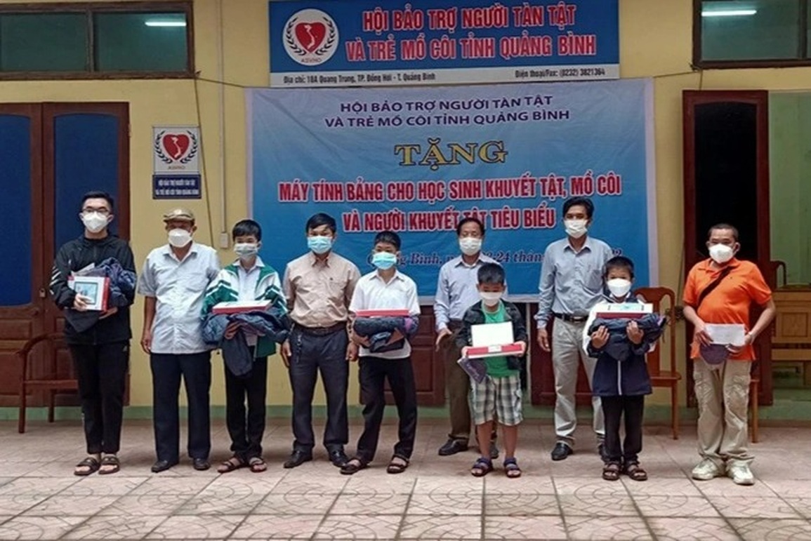Trao máy tính bảng cùng nhiều suất quà đến trẻ em mồ côi, người khuyết tật - 1 Trao máy tính bảng cùng nhiều suất quà đến trẻ em mồ côi, người khuyết tật - 1