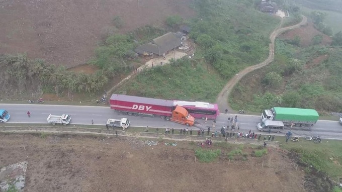 Tai nạn kinh hoàng trên đèo Hua Tạt, đầu xe khách cắm chặt vào thùng xe container - Ảnh 3. Tai nạn kinh hoàng trên đèo Hua Tạt, đầu xe khách cắm chặt vào thùng xe container - Ảnh 3.