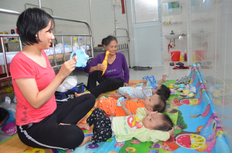 Đau nhói lòng cảnh người mẹ cùng lúc sinh 3 con bại não, le lói hy vọng! - 4 Đau nhói lòng cảnh người mẹ cùng lúc sinh 3 con bại não, le lói hy vọng! - 4