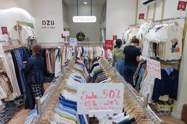 Khách đông kín ngày Black Friday, tiểu thương vẫn than doanh thu giảm 30%