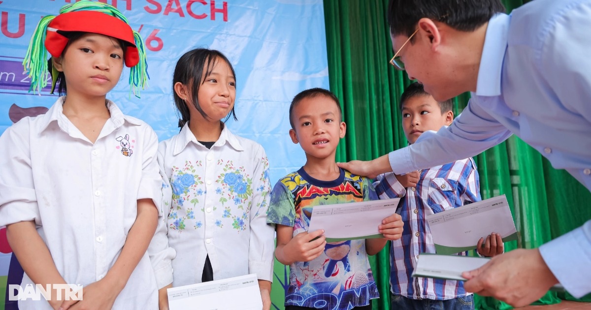 Báo Dân trí trao học bổng tới học sinh có hoàn cảnh khó khăn tại Hà Giang