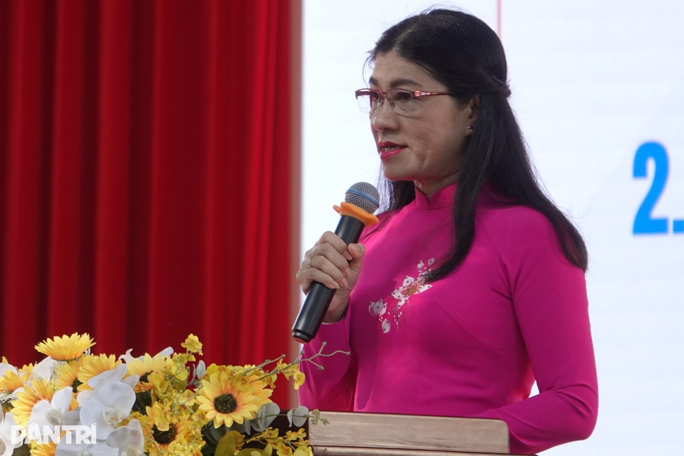 Học sinh cuối cấp rơi nước mắt ngày tổng kết, kể những đêm học đến 2h - 3