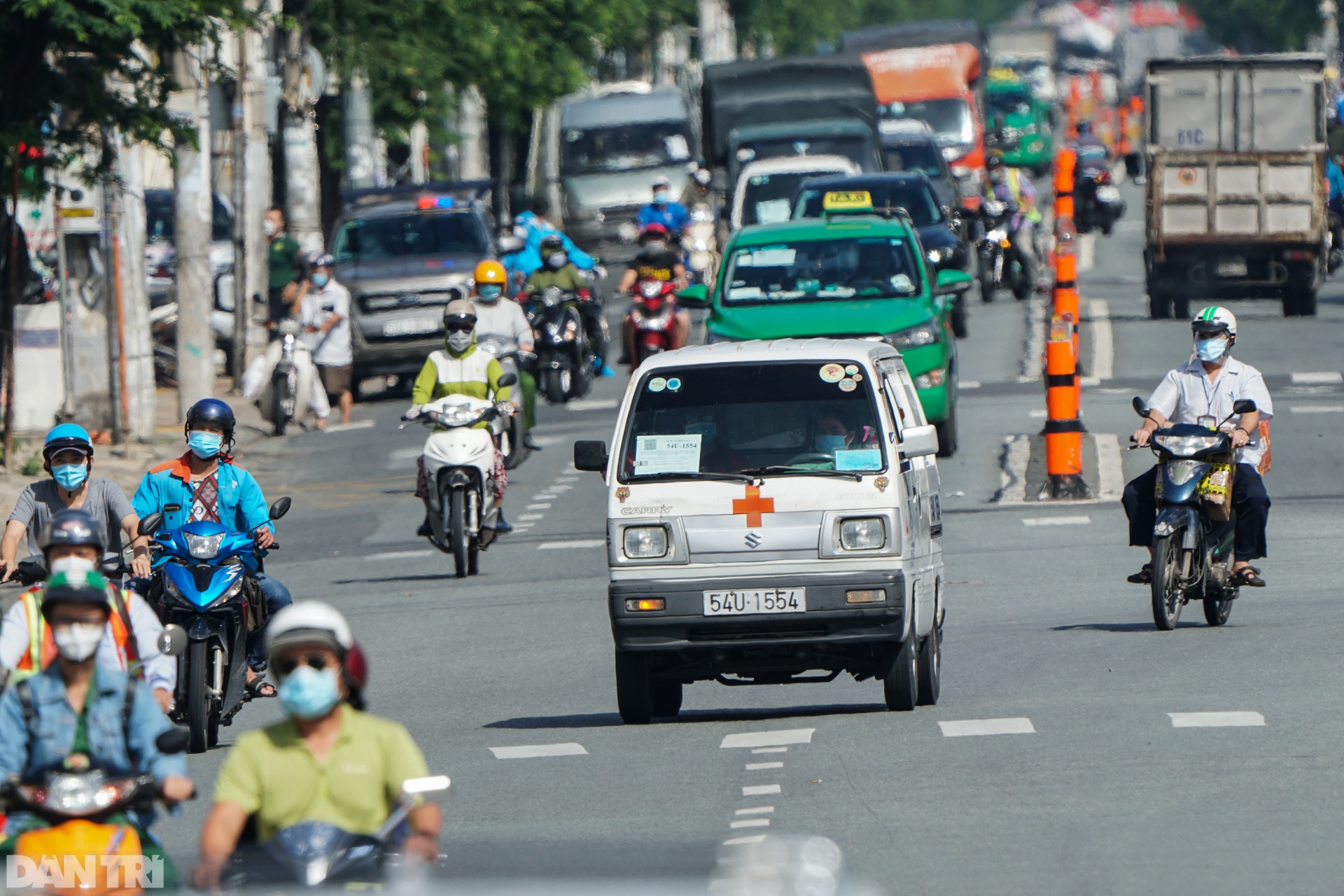 Xe cứu thương vất vả len lỏi trên đường đông đúc phương tiện ở TPHCM - 7