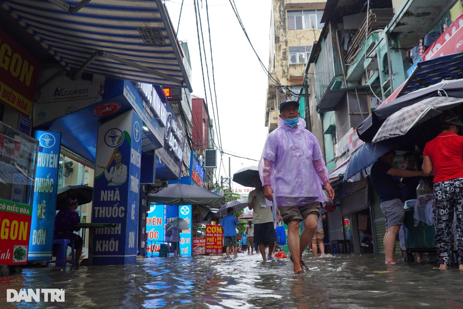 Hà Nội: Bệnh nhân ung thư sống mòn trong phòng trọ 4m2 ngập sát giường - 1 Hà Nội: Bệnh nhân ung thư sống mòn trong phòng trọ 4m2 ngập sát giường - 1