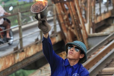 "Kỹ xảo" tung hứng đinh tán nung đỏ "độc nhất vô nhị" của công nhân sửa cầu Long Biên